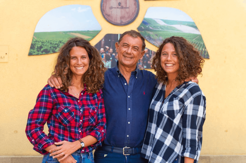 ジョヴァンナとロザンナ、父ステファノとともに