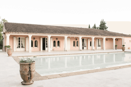 シャトーの敷地内にあるパビリオン