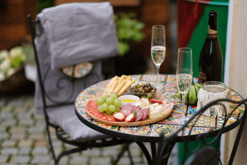 プロセッコと料理のビストロテーブル