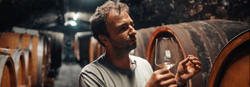 Winzer Jakob Schneider Junior im Weinkeller Winzer Jakob Schneider Junior im Weinkeller