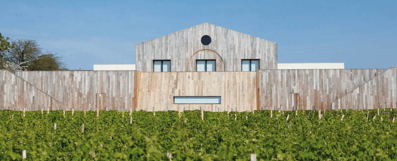 近代的なクレール・ミロンのワイナリーを望む