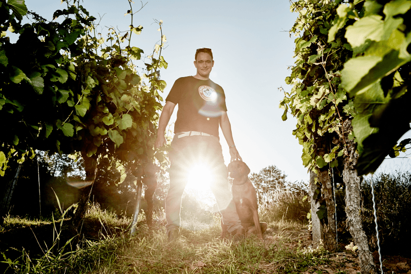 ワインメーカーのクリスチャン・シュタール氏と愛犬(畑にて ワインメーカーのクリスチャン・シュタール氏と愛犬(畑にて