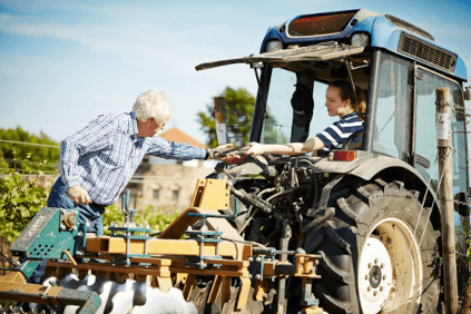 仕事中のハインリッヒと娘のエバ