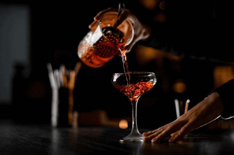 Barkeeper mixt Mocktail Barkeeper mixt Mocktail