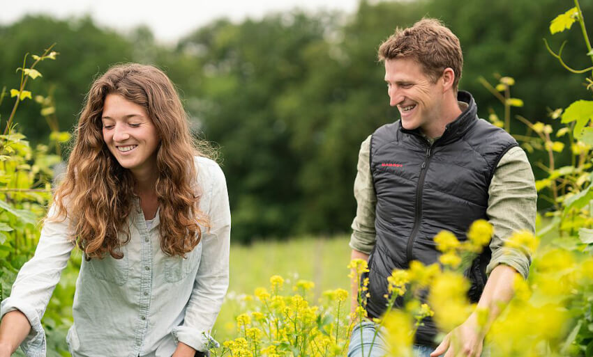 Peter und Viktoria in den Rebzeilen