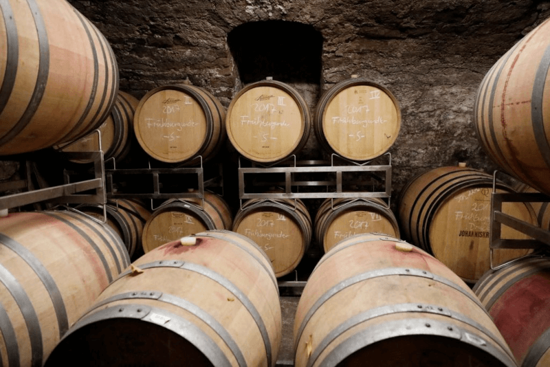 歴史的なアーチ型のセラーを見る