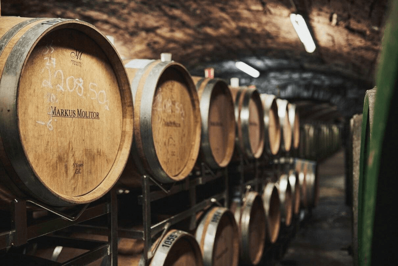 モーゼルワインの木樽はセラーに保管されている モーゼルワインの木樽はセラーに保管されている