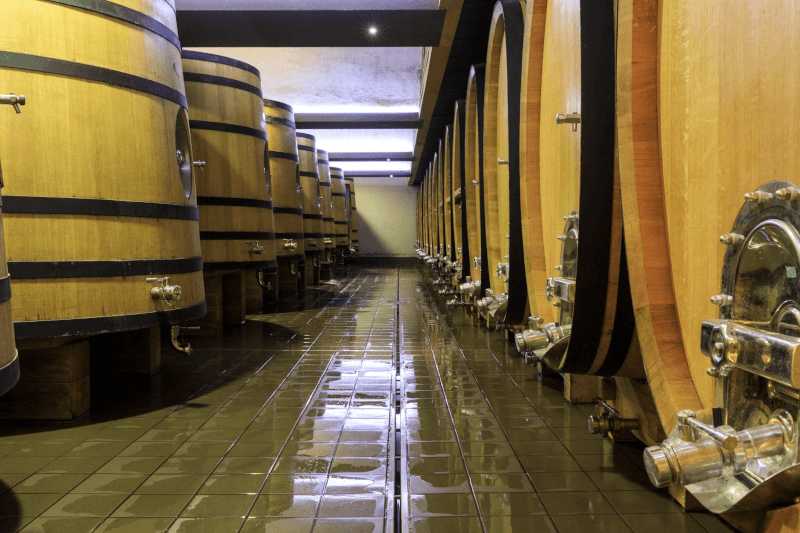 Der Keller mit Holztanks und Fässern Der Keller mit Holztanks und Fässern