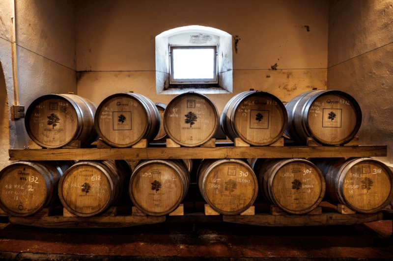 小さなオーク樽は、最高のワインのために用意されている