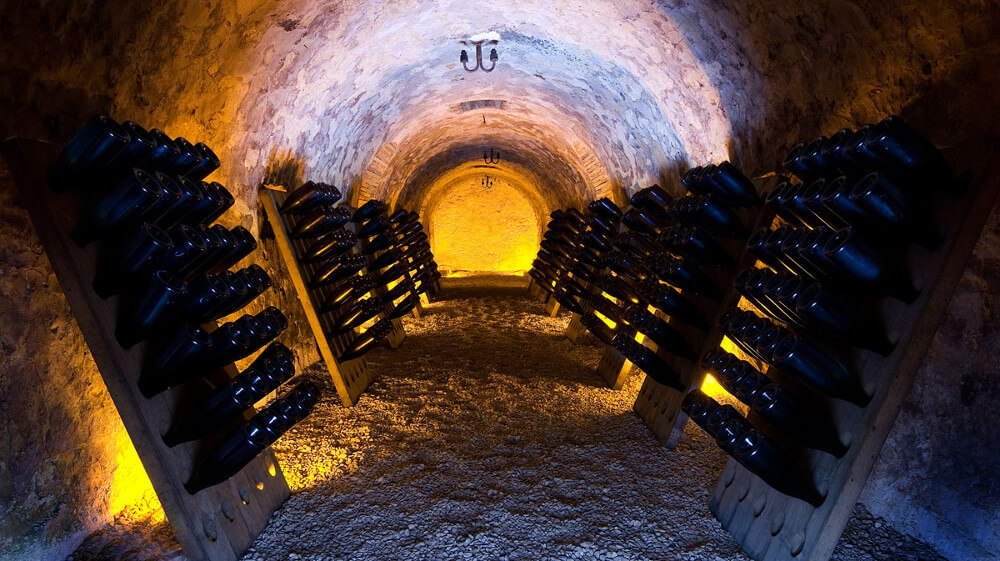 セラーの金庫にあるシャンパンボトル