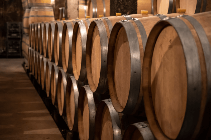 Weine werden im Burgund traditionell im Fass ausgebaut Weine werden im Burgund traditionell im Fass ausgebaut