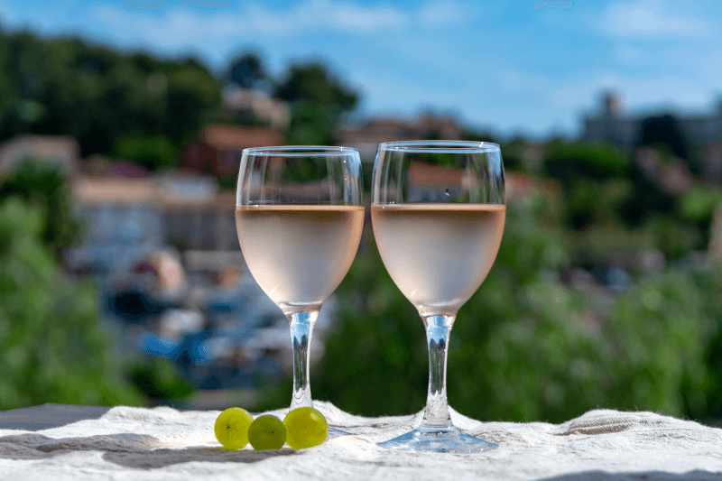 プロヴァンスのロゼは、MEDと同様、非常に淡い色をしています。