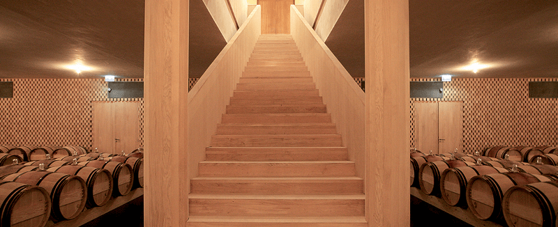 シャトー・クレール・ミロンの樽貯蔵庫にて