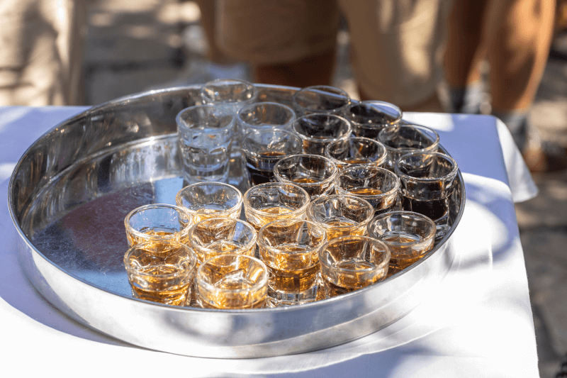 甘いフルーツリキュールはクロアチアの飲酒文化を象徴しています 甘いフルーツリキュールはクロアチアの飲酒文化を象徴しています