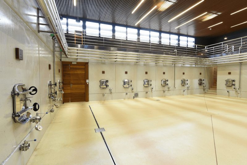 Blick in den Tankraum der Kellerei Blick in den Tankraum der Kellerei