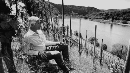 アドルフ・ヒューズゲン、ブドウ畑「エンクリヒャー・ツェップヴィンガート」にて アドルフ・ヒューズゲン、ブドウ畑「エンクリヒャー・ツェップヴィンガート」にて