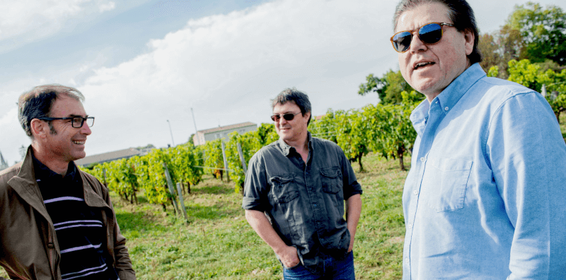 ジョナサン・マルタス氏（右）と戦友たち