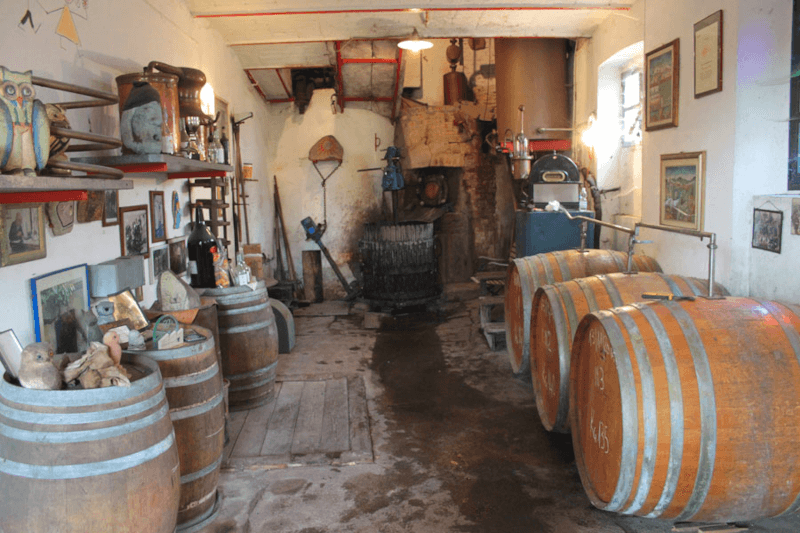 歴史ある蒸留所の作業室... 歴史ある蒸留所の作業室...