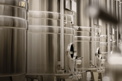 ワイナリーのスチールタンク