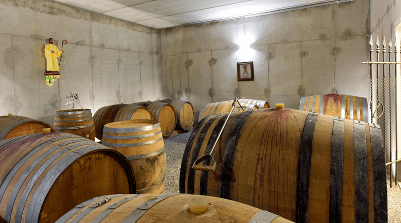 ワイナリーの樽貯蔵庫にて