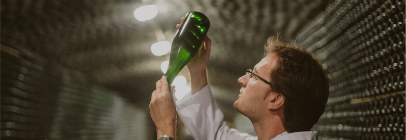 Sichtkontrolle bei der Schaumweinproduktion