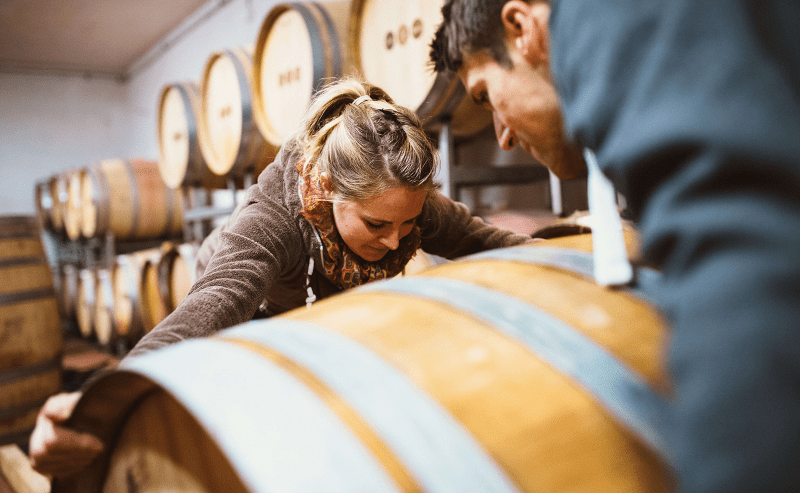 リサとバスティアンが樽蔵にいる リサとバスティアンが樽蔵にいる