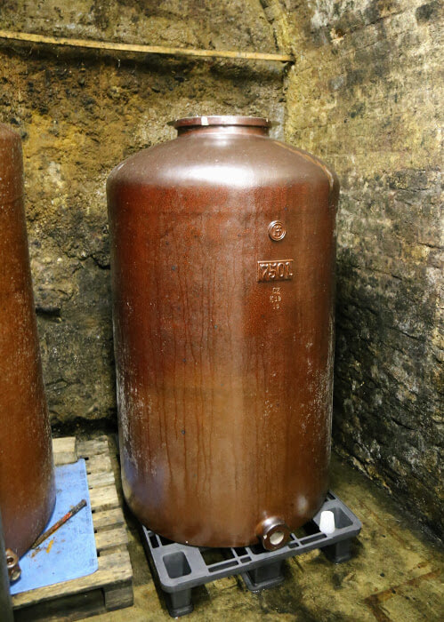 アーバン・スタガードのセラーにあるストーンウェアの器