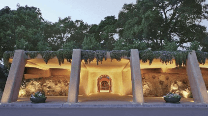 地所内の貯蔵庫への入り口