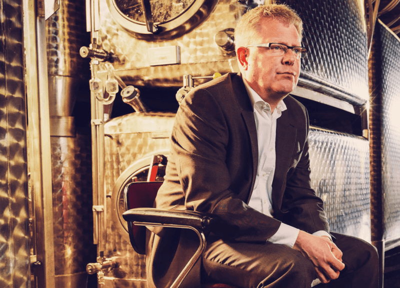 ワインセラーの中のオリバー・ハーグ