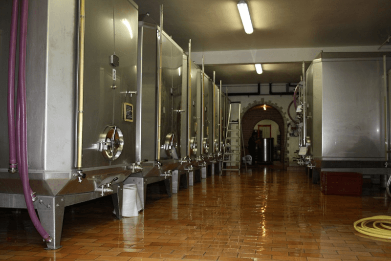 ワイナリーのセラーにて