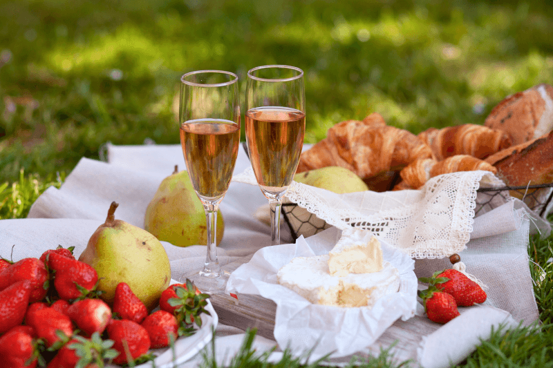Picknick mit Wein und Erdbeeren