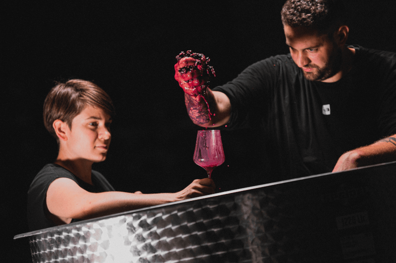 マセラシオン試飲をするレアとマルティン・メッツガー マセラシオン試飲をするレアとマルティン・メッツガー