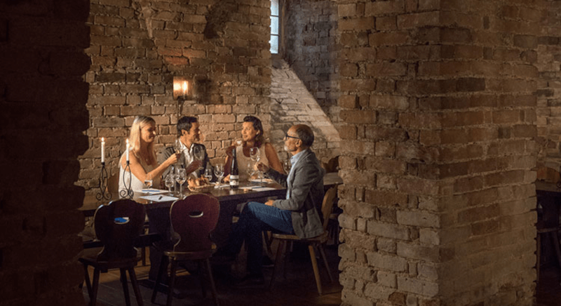 セラーでのワインテイスティング セラーでのワインテイスティング