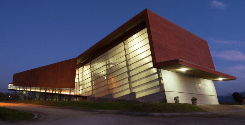 エル・ペラルの近代的なワイナリー エル・ペラルの近代的なワイナリー