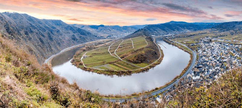 ワイン産地のシンボル、クレフ近郊のモーゼル・ループ