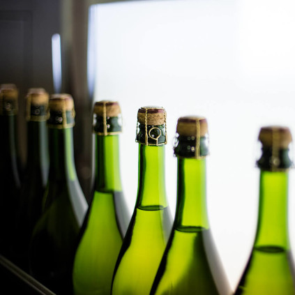 エレガンスとフィネスをボトルでお届けします。